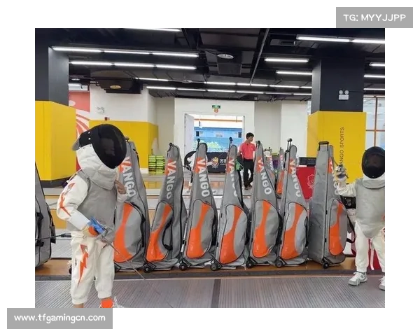 香港击剑表演赛融合灯光秀与故宫琉璃瓦 打造电子剑道新视觉体验